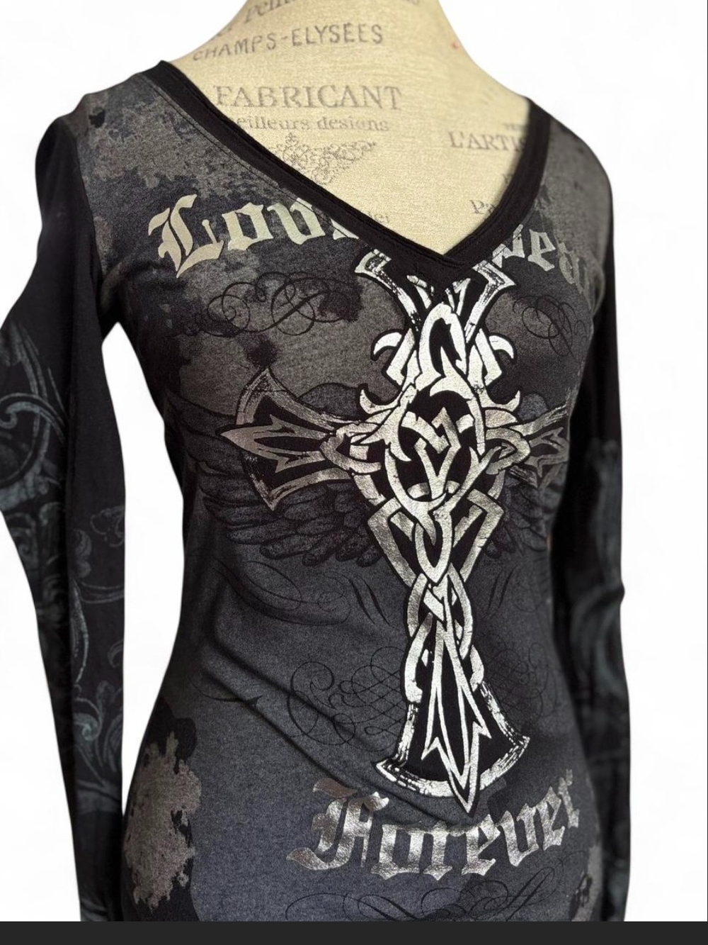 FANG- Black Silver Graphic V‑Neck Long Sleeve Top. L